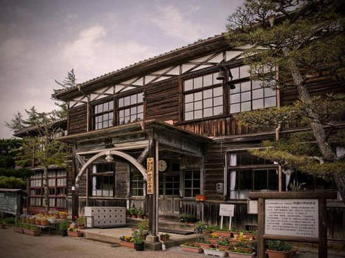 日本最古老的木造校舍《吹屋小學》怎麼感覺有阿～（飄）