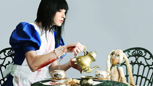 《血腥爱丽丝》真人版的爱丽丝惊魂记~