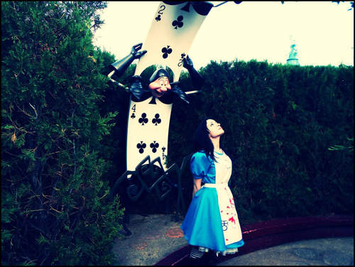 《血腥爱丽丝》真人版的爱丽丝惊魂记~