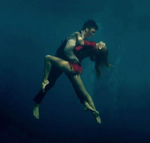 正妹攝影師《水中探戈》~真想幫他們來點Music 正妹攝影師《水中探戈》~真想幫他們來點Music