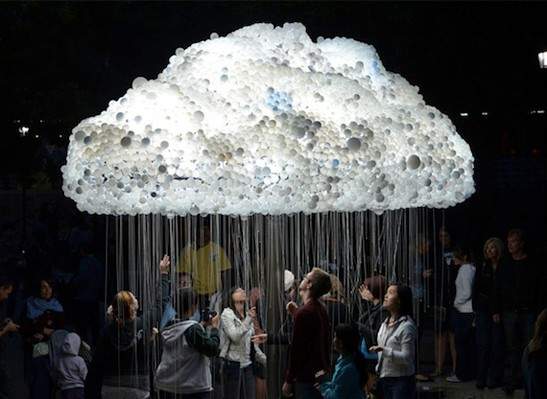 《光芒雲》6000顆燈泡拼出的下雨雲 《光芒雲》6000顆燈泡拼出的下雨雲