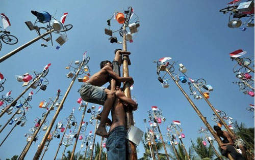 印尼獨立日《登高大賽》~再怎麼滑都得往上爬 印尼獨立日《登高大賽》~再怎麼滑都得往上爬