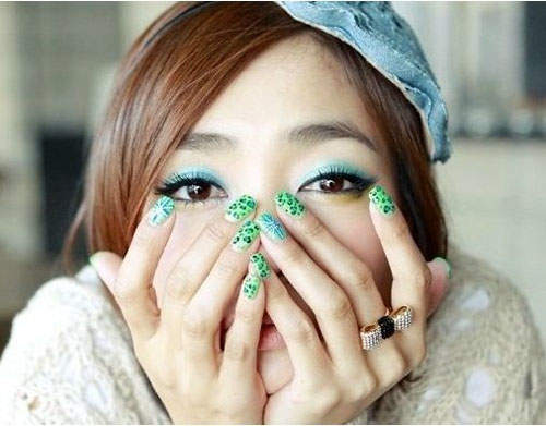 女明星的手指藝術~這會是誰的指甲呢╭∩╮(￣▽￣ )？