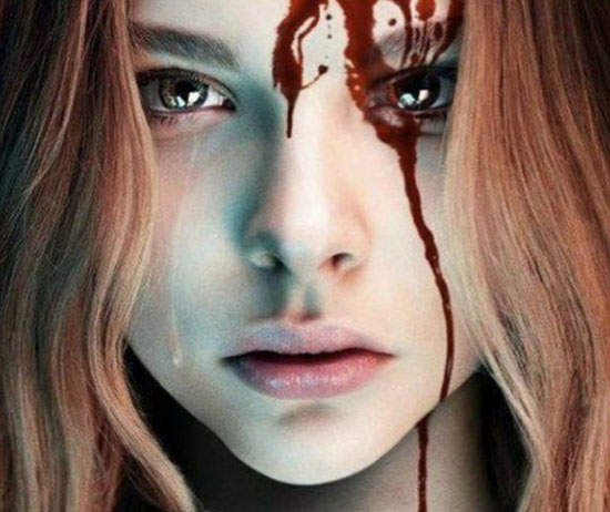 《魔女嘉麗》翻拍 這回克蘿伊全身濺血…