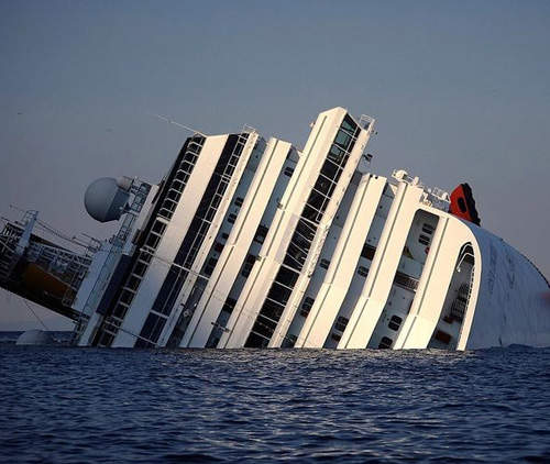 義大利的白色殘骸 載浮載沉的觸礁郵輪成為了熱門景點？