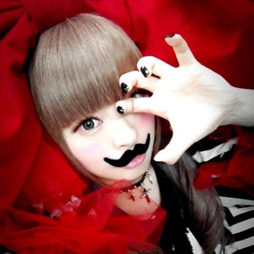 きゃりー流《OK繃造型》受了傷也可以這麼可愛