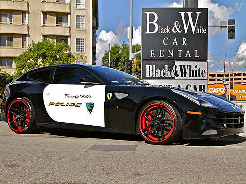 警車版《法拉利FF》比佛利山莊連條杯杯都這麼粗本？