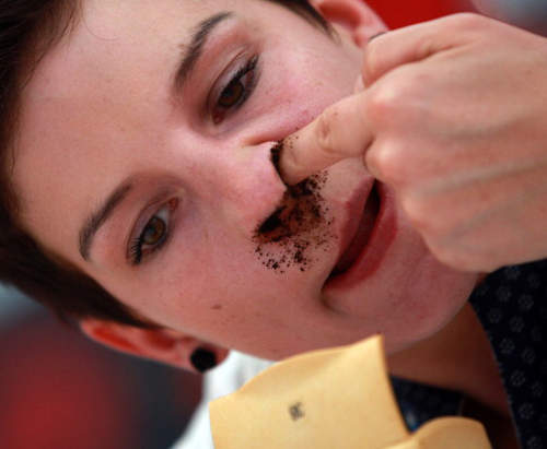 德國黑鼻子大賽 英雄決定於鼻孔能塞多少的煙草？