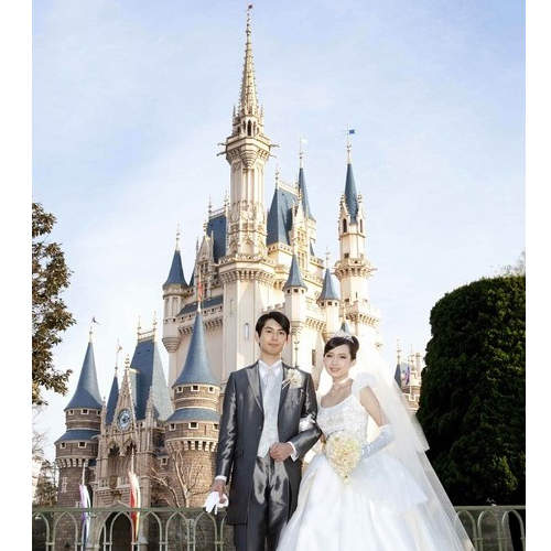 在迪士尼樂園裡的灰姑娘城堡舉辦婚禮　會不會太浪漫～♥♥