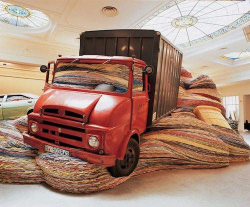 強勁《紙洪流》來襲！家具、貨櫃都被沖出來了？