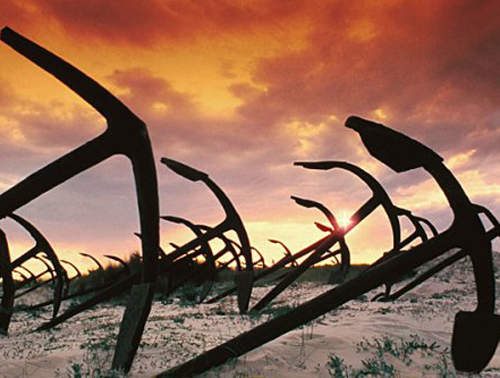 船錨的墓地 當地漁民所豎立的怪異墓碑