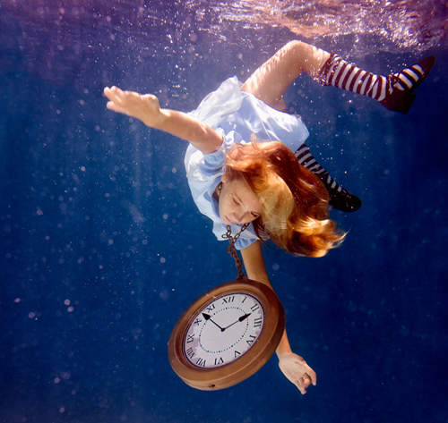 《愛麗絲夢遊仙境－水中版》～超夢幻的水下寫真