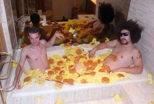 《食物澡》這揪竟是大冒險的處罰還是太愛吃? 《食物澡》這揪竟是大冒險的處罰還是太愛吃?