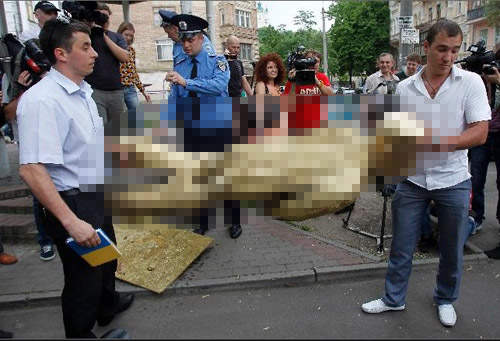 不用一天就被拆除的銅像 究竟是... 不用一天就被拆除的銅像 究竟是...