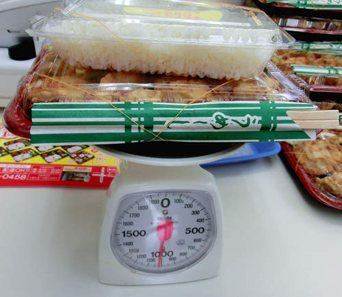 1公斤重的《高卡路里便當》可是我吃不完(((゚Д゚ 1公斤重的《高卡路里便當》可是我吃不完(((゚Д゚