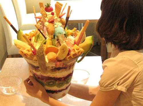 甜滋滋的《巨無霸聖代》~就是要填滿你裝甜點的胃! 甜滋滋的《巨無霸聖代》~就是要填滿你裝甜點的胃!