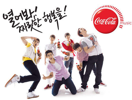 可口可樂2PM跳舞販賣機~要動才有可樂喝<(￣﹁￣)