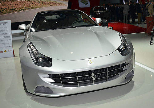 上空太招搖？《法拉利FF》巴黎車展大演透明秀～