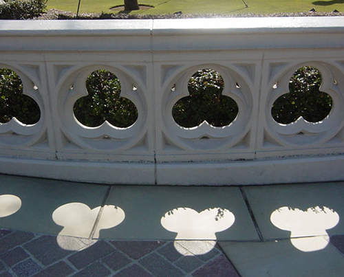 你知道迪士尼樂園到處都有《隱藏版米奇》嗎？