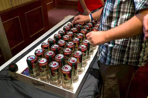 新奇《啤酒罐鍵盤》還能讓你一邊打字一邊拿起來喝呦~(誤) 新奇《啤酒罐鍵盤》還能讓你一邊打字一邊拿起來喝呦~(誤)