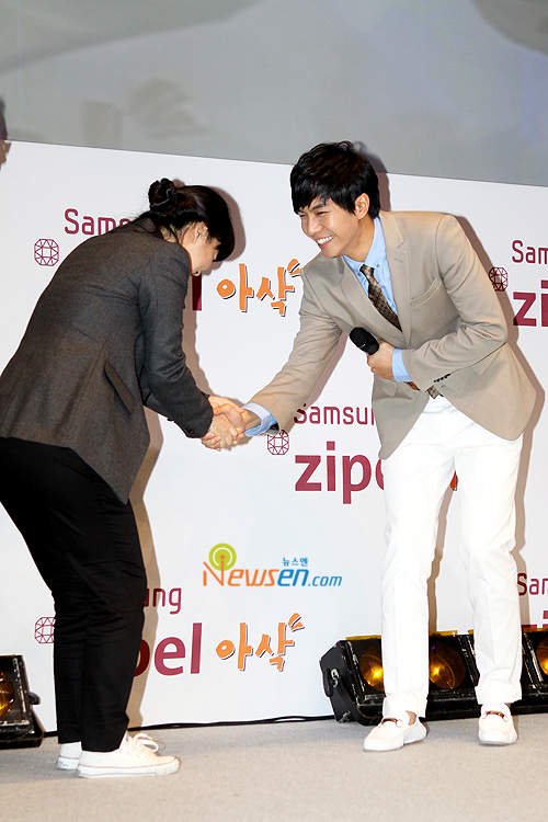 《韓國握手禮儀》　左手也很忙耶