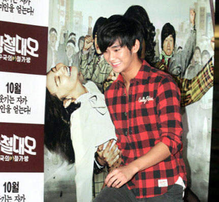 什麼?金秀賢在試映會摟腰大跳國標舞?! 什麼?金秀賢在試映會摟腰大跳國標舞?!