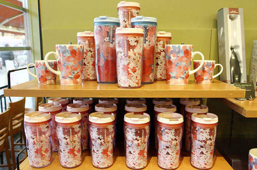 2012年星巴克新推出春天款櫻花杯♥