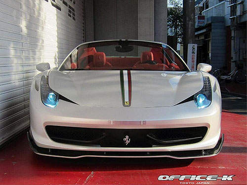 飄著日本味的敞篷法拉利！紅鬃烈馬化身白馬王子？