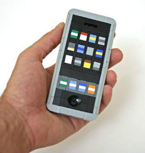 摔不壞的《樂高哀鳳手機》好想敗一台回家摔看看呦~(誤)