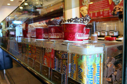 光看就感覺甜炸的《巨無霸Cold Stone聖代》外加40種配料! 光看就感覺甜炸的《巨無霸Cold Stone聖代》外加40種配料!