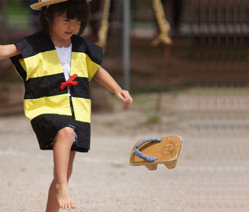 鬼太郎踢木屐比賽 看誰踢得遠就能把獎金抱回家 鬼太郎踢木屐比賽 看誰踢得遠就能把獎金抱回家