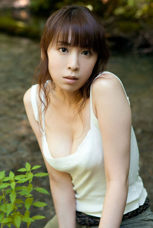 雛形明子 乳量依舊驚人的熟女藝人