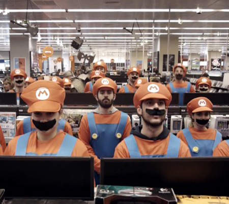 任天堂Wii U發售在即 希臘出現大批瑪莉歐!? 任天堂Wii U發售在即 希臘出現大批瑪莉歐!?