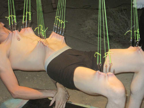 一看就覺得好痛的《人體懸吊》><