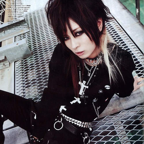 超帥型男系女主唱《AKIRA》也可以是正妹文♥♥♥