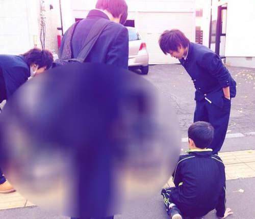 一群高中男生包圍小學生該不會......!?(*゚Д゚*) 一群高中男生包圍小學生該不會......!?(*゚Д゚*)