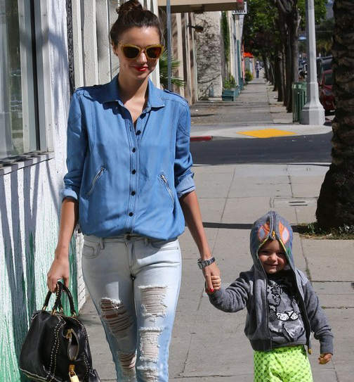 米蘭達、奧蘭多萌娃《弗林》鹹蛋超人裝上街 歪頭笑超可愛>///<