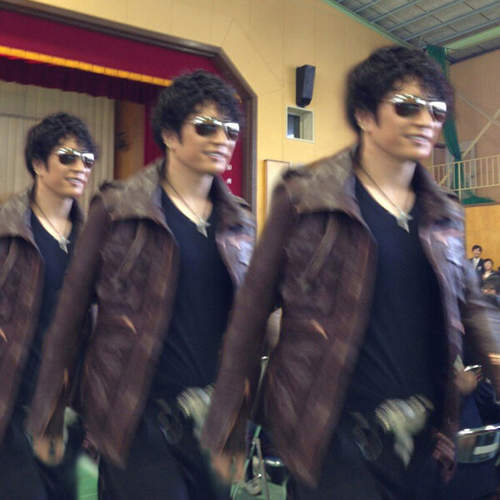 畢業典禮上的驚喜登場　嗯！？怎麼哪裡怪怪的...