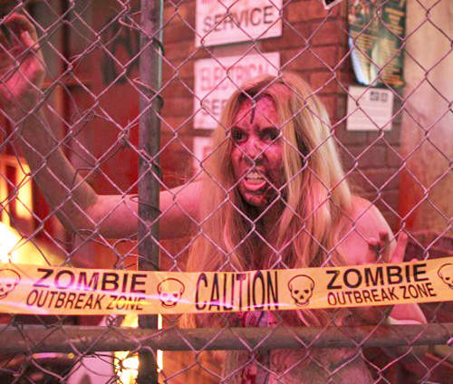 死亡復甦3展場殭屍秀 大家忙著〝啊~啊~〞不然就是〝喔~喔~〞 死亡復甦3展場殭屍秀 大家忙著〝啊~啊~〞不然就是〝喔~喔~〞