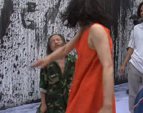 女藝術家表演時遭性騷擾 又親又摸又掏XX?! 女藝術家表演時遭性騷擾 又親又摸又掏XX?!