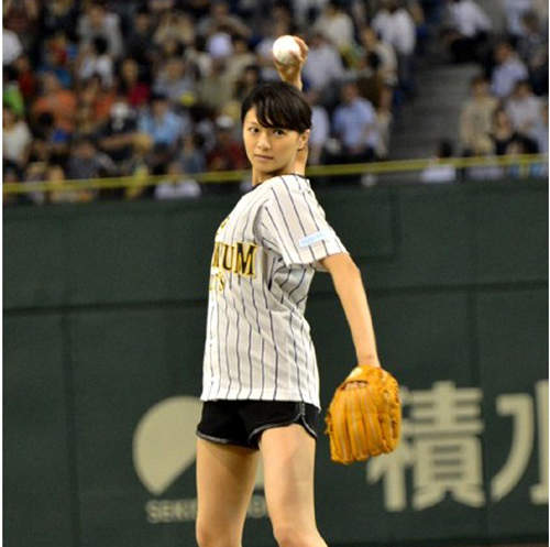 9頭身美女超美腿《榮倉奈奈開球式》 9頭身美女超美腿《榮倉奈奈開球式》