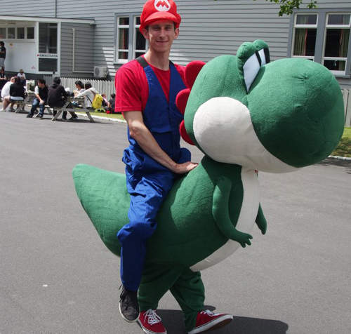 《瑪莉歐&耀西》一人就能完成裝扮 啊這原理不就是老背少...(毆) 《瑪莉歐&耀西》一人就能完成裝扮 啊這原理不就是老背少...(毆)