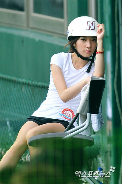 棒球女孩《申瑟雅》穿梭在球場上的美女～