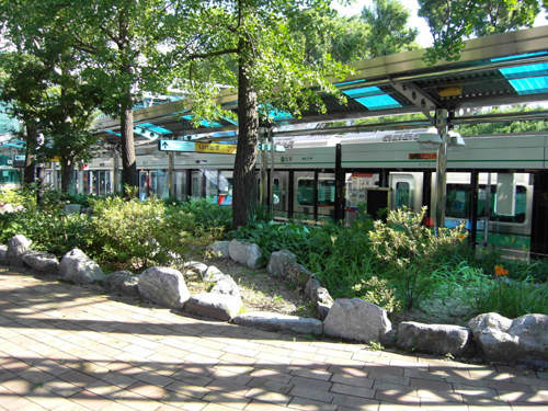 首爾的大自然地鐵站　竟然能在公園裡等車？！