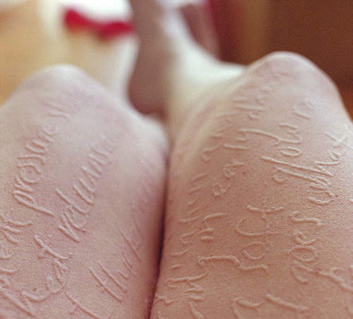 皮膚就是我的畫布～「皮膚劃痕症」患者的另類創作