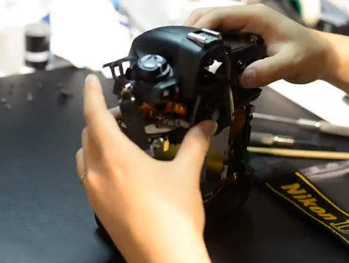 神人維修員Nikon D4拆解實錄  可以受小弟一拜嘛~(拜) 神人維修員Nikon D4拆解實錄  可以受小弟一拜嘛~(拜)