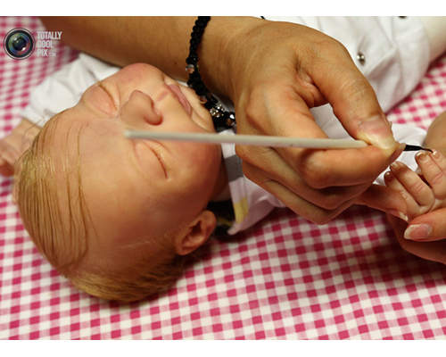 《再生娃娃》超逼真嬰兒玩偶療癒失去小孩的父母 《再生娃娃》超逼真嬰兒玩偶療癒失去小孩的父母