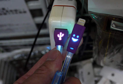 超有趣《哀鳳LED充電笑臉》 充電也能很有戲~ 超有趣《哀鳳LED充電笑臉》 充電也能很有戲~