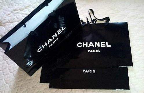 揹《名牌紙袋》也是另一種時尚...？