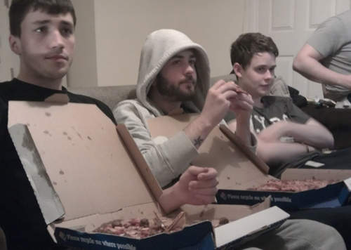 《食用後披薩盒活用法》嗯...首先要有個沒吸到油的披薩盒... 《食用後披薩盒活用法》嗯...首先要有個沒吸到油的披薩盒...